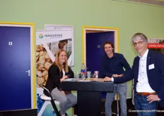 Rien den Boer (Aris) op bezoek in de stand van Innoveins Seed Solutions die werd bemand door Conny Vervoort en Niels Peeters.